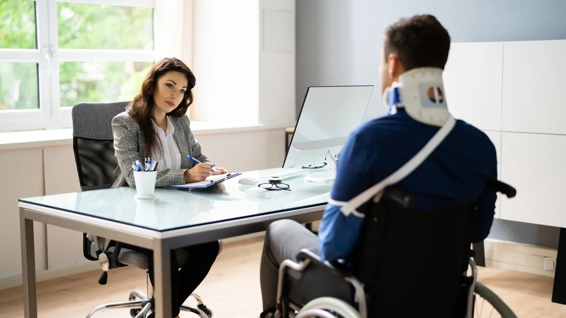 an injured man speaking to a car accident lawyer in new york in a free consultation